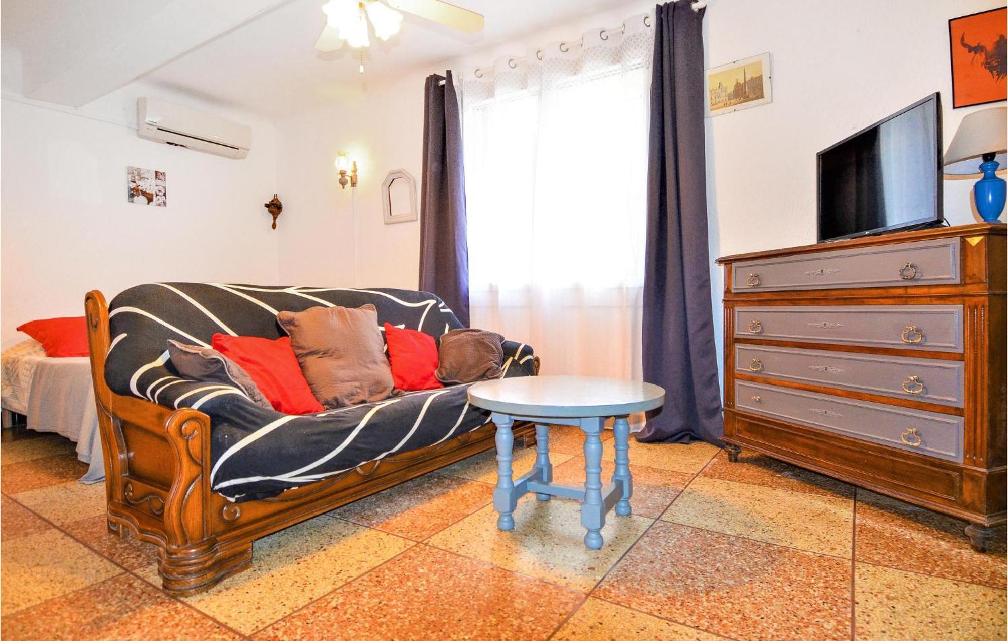 Lovely Home In Arles With Kitchen 외부 사진